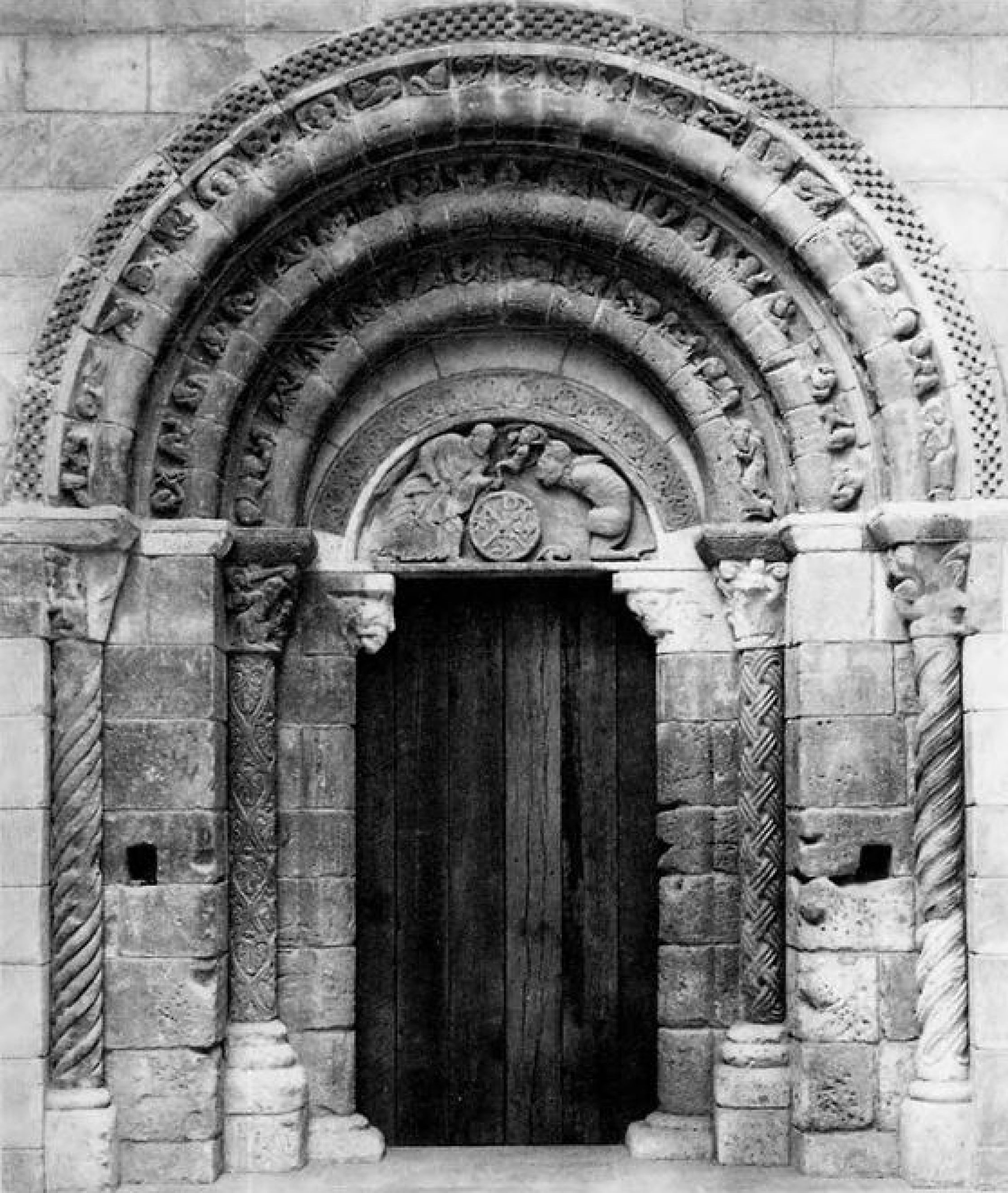 La portada de la iglesia de San Miguel de Uncastillo