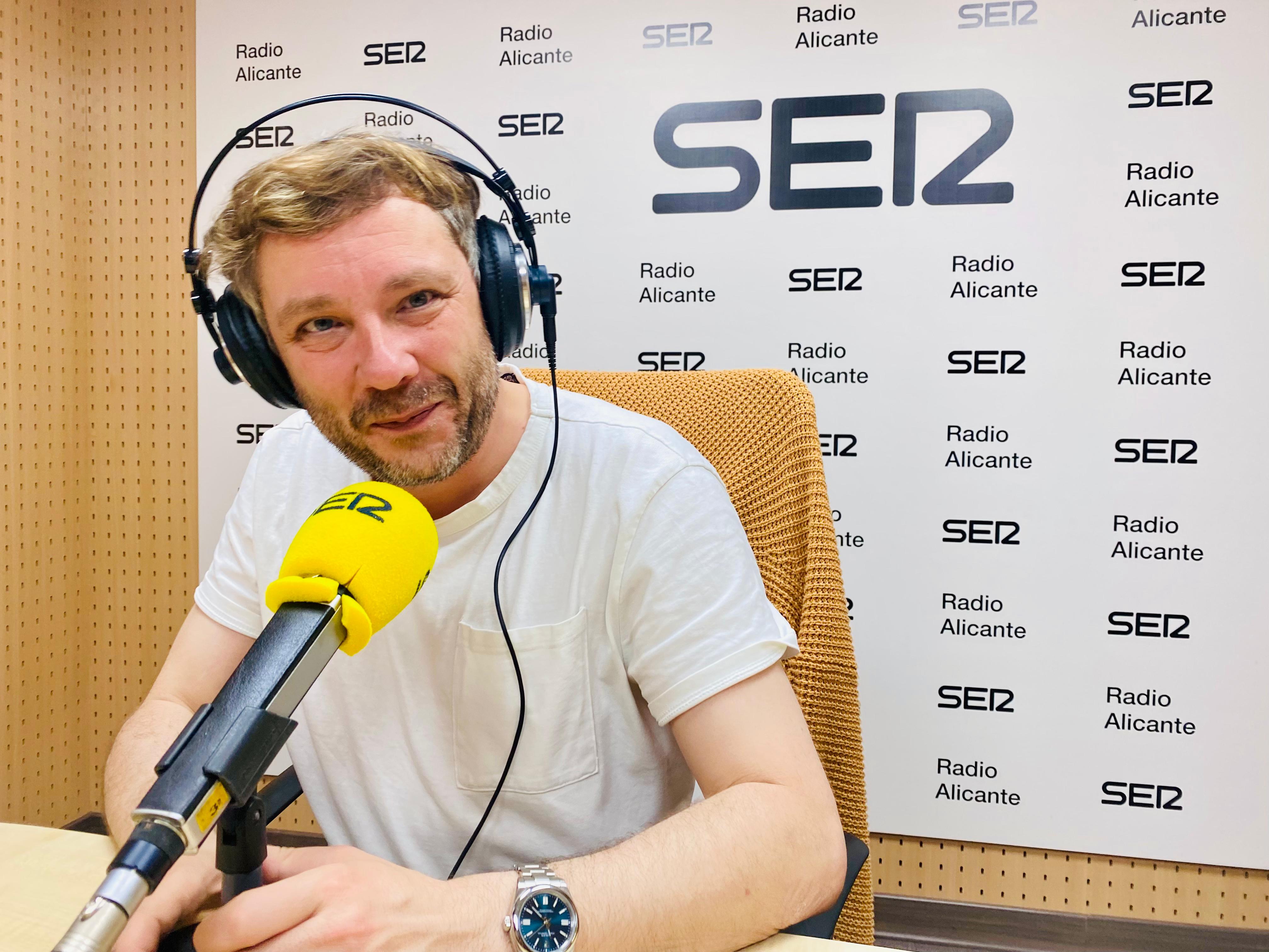 El cantante Villanueva, en los estudios de Radio Alicante SER