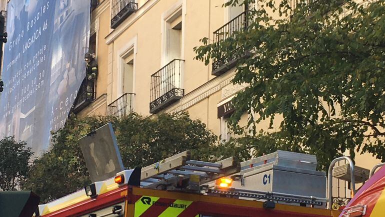 Un bombero trabaja en el edificio de la calle de Lagasca de Madrid.