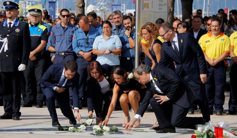 Pla general del president del Govern, Quim Torra, les ministres Meritxell Batet i Reyes Maroto, l&#039;alcaldessa de Cambrils, i el vicepresident, Pere Aragonès i el president en funcions del Parlament fent l&#039;ofrena al Memorial de Cambrils. 