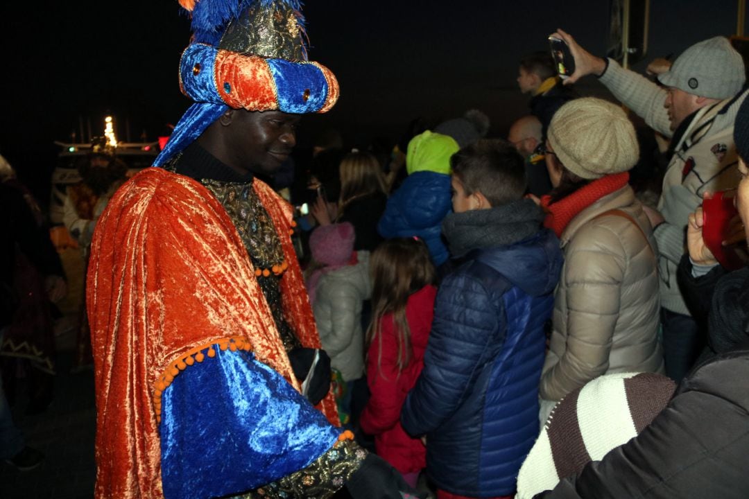 El rei Baltasar saluda un nen a Lloret de Mar