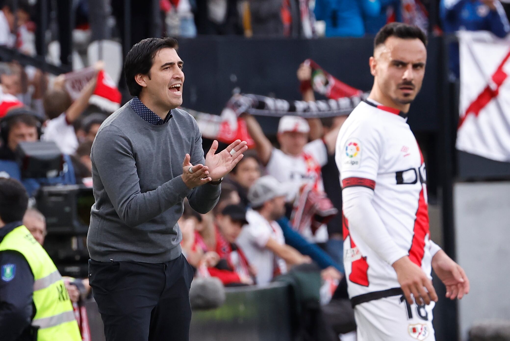 El entrenador del Rayo Vallecano Andoni Iraola da instrucciones a sus jugadores durante el partido en el estadio de Vallecas. EFE/Chema Moya