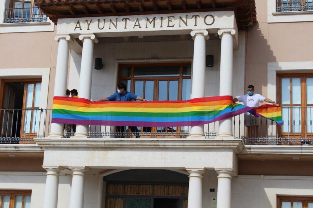 La bandera LGTBI+ en el consistorio socuellamino