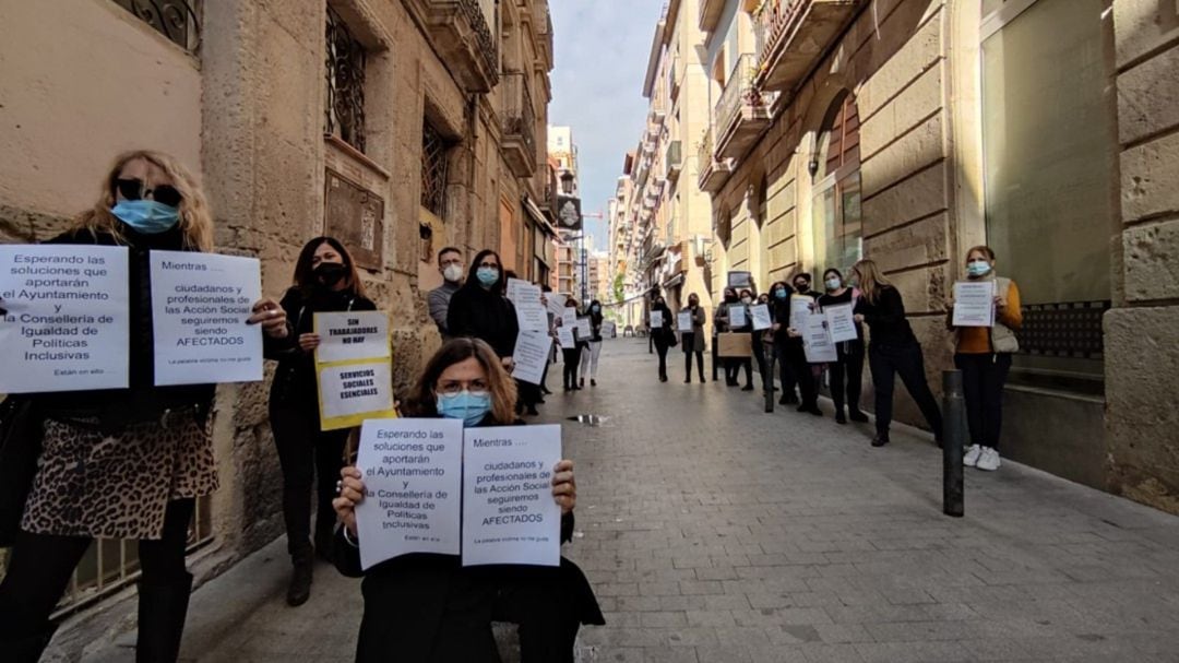 Protesta de los trabajadores de Acción Social de Alicante por el retraso en el anterior contrato programa. Imagen de archivo