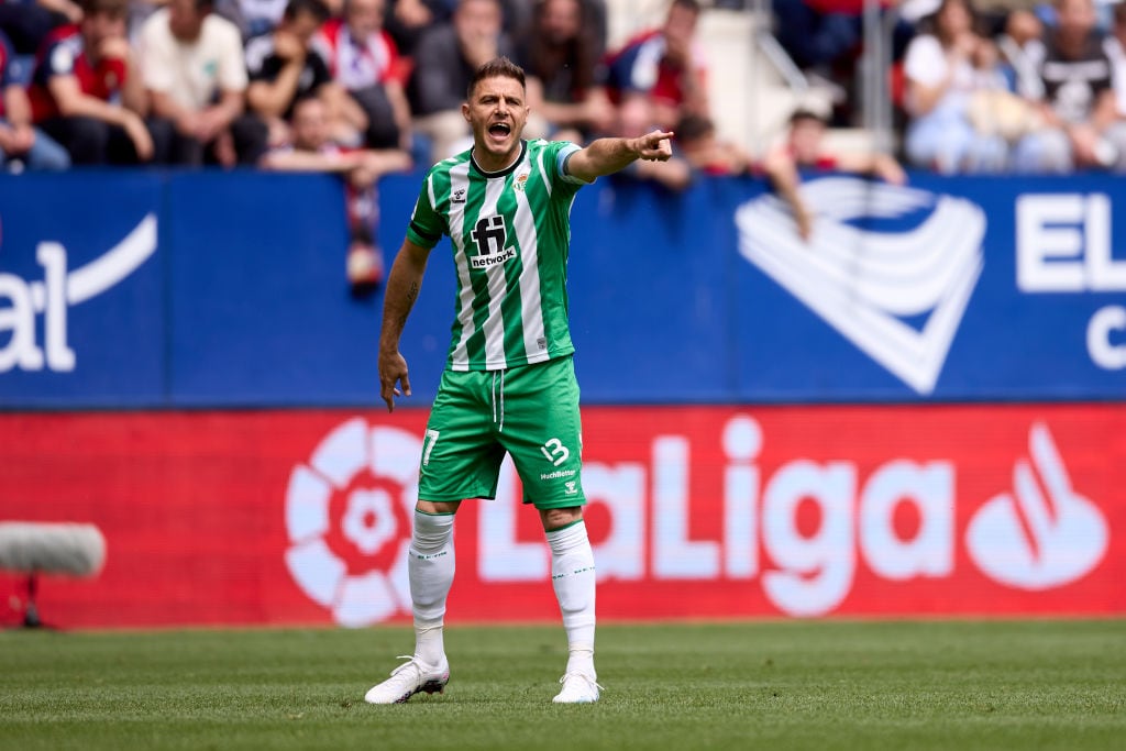 Joaquín da indicaciones a sus compañeros durante el CA Osasuna - Real Betis en El Sadar