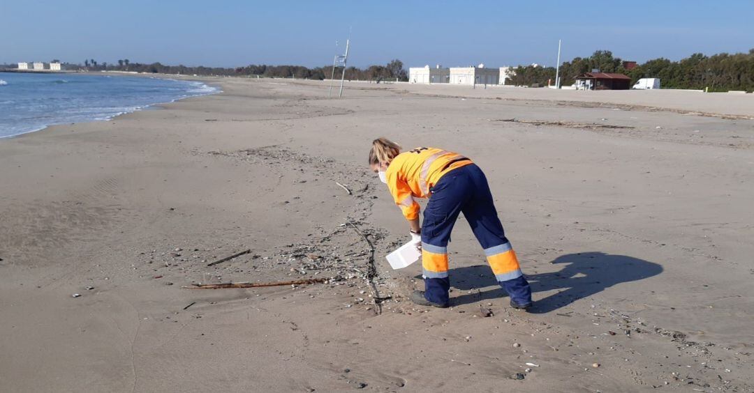 Operaria de limpieza en las playas