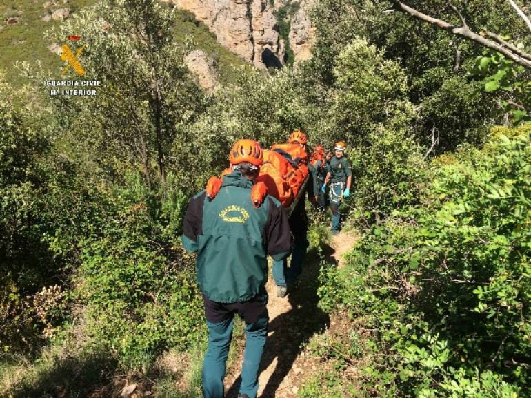 La Guardia Civil traslada a pie el cuerpo del fallecido en los Mallos de Riglos