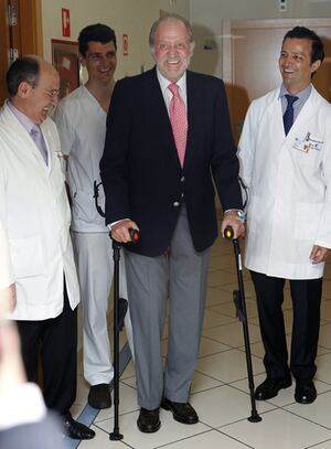 El rey Juan Carlos, junto al equipo médico que le ha atendido encabezado por el doctor Ángel Villamor (2d), tras recibir hoy el alta en el Hospital USP San José de Madrid, dos días después de ser sometido a una intervención quirúrgica en la que se le impl