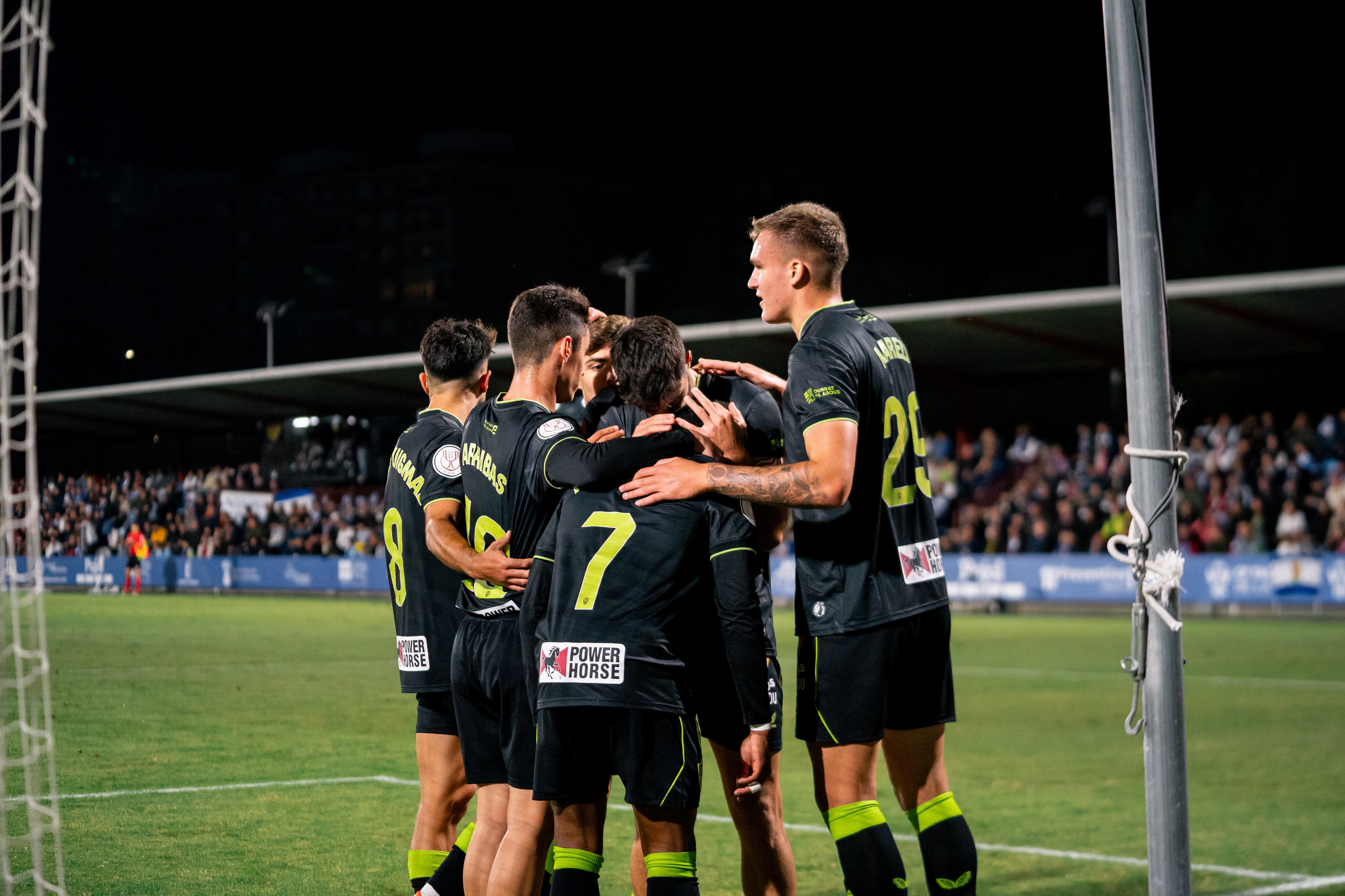 Celebración en El Prado de un equipo necesitado de victorias y buenas noticias.