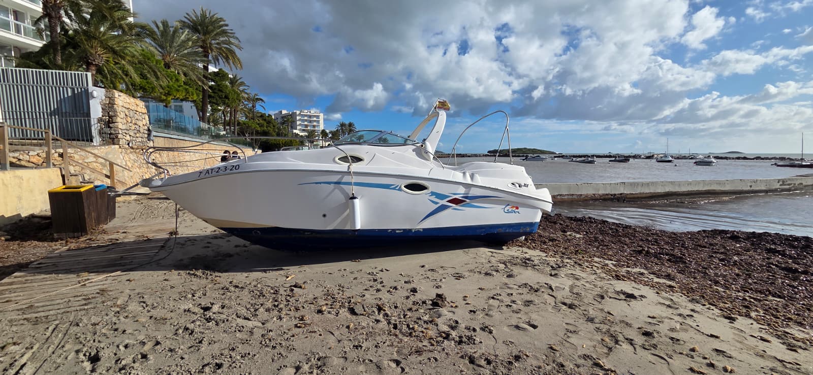 Embarcación varada tras el temporal