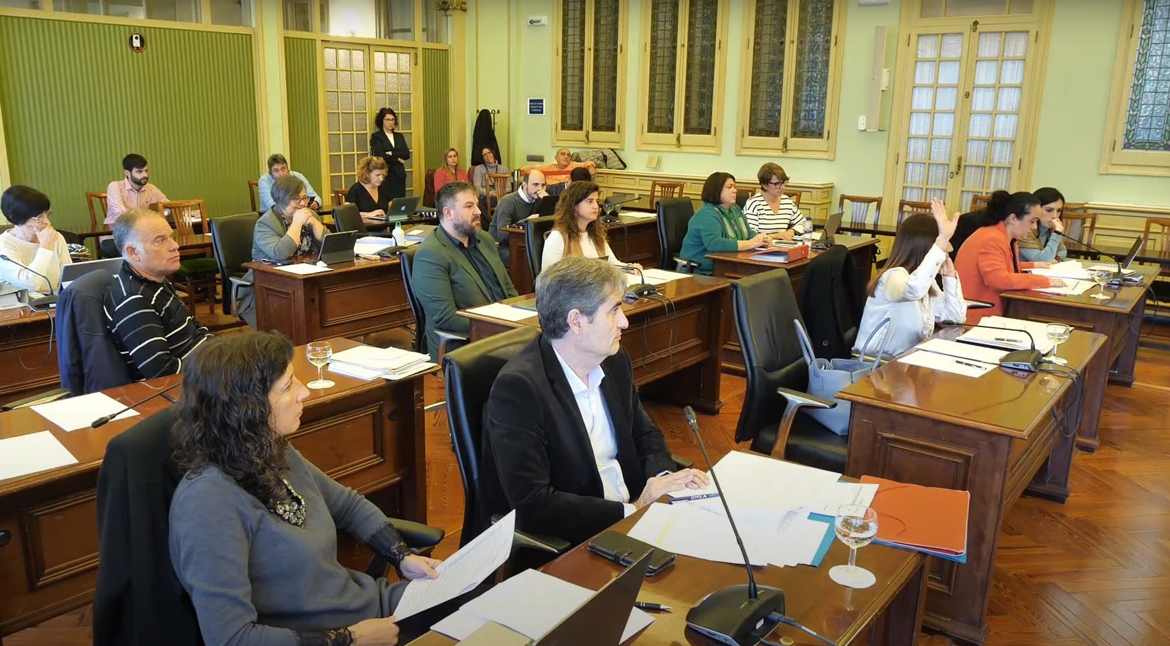 Momento en el que la diputada de Vox, Manuela Cañadas, es la única que vota a favor de su enmienda de 20 millones de euros para la segregación lingüística