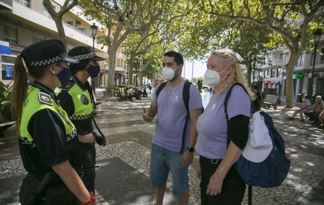 Imagen de archivo de Policías Locales junto a los informadores
