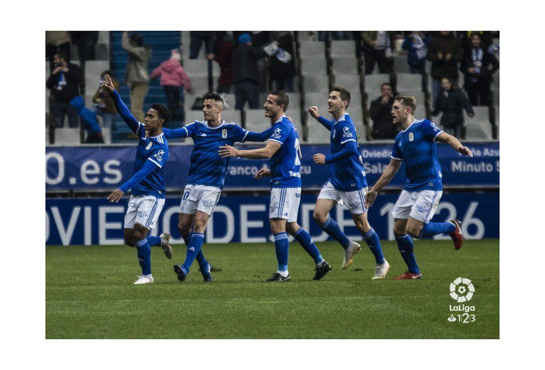 Varios jugadores del Oviedo celebran el gol anotado por Bárcenas.