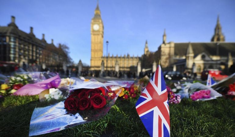 Vista del altar improvisado levantado ante el Parlamento donde se produjo el pasado miércoles el ataque terrorista en Londres (Reino Unido).