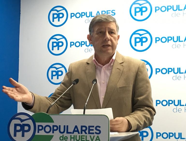 Carmelo Romero, alcalde de Palos de la Frontera, en una imagen de archivo en la sede de su partido. 