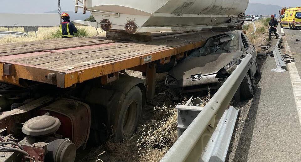 Un accidente de tráfico en la A-1 a la altura de Pedrezuela deja empotrados a dos turismos en dos camiones tráiler