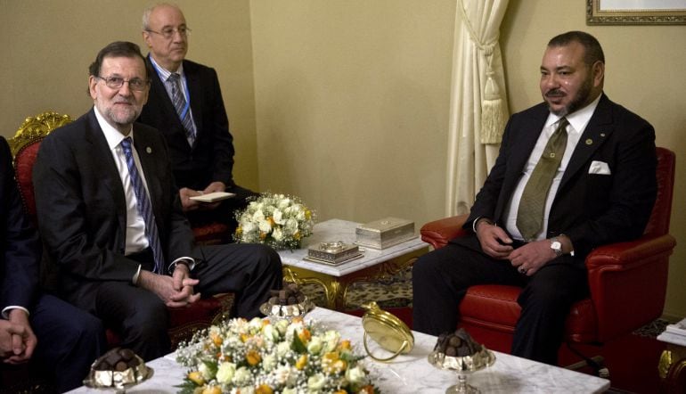 El presidente del Gobierno, Mariano Rajoy (i), junto al rey de Marruecos, Mohamed VI (d), durante la reunión que han mantenido en el Palacio Real de Marrakech 