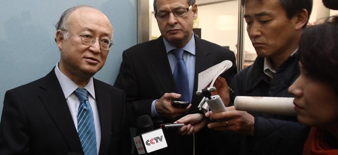 El director de la AIEA, Yukiya Amano, atiende a los medios en el aeropuerto de Viena