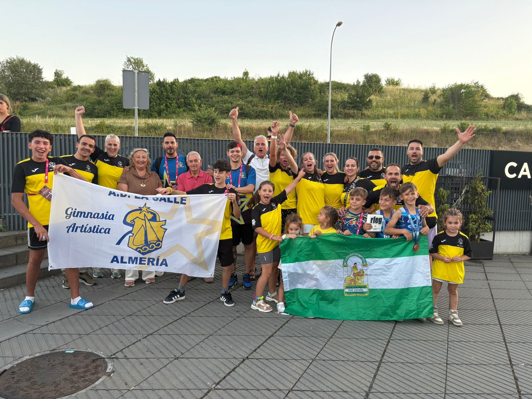 El Club AD La Salle celebrando su papel en el torneo.