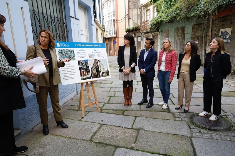 La comitiva visitó el edificio que se rehabilitará en la calle Benito Vicetto. Foto: Xunta