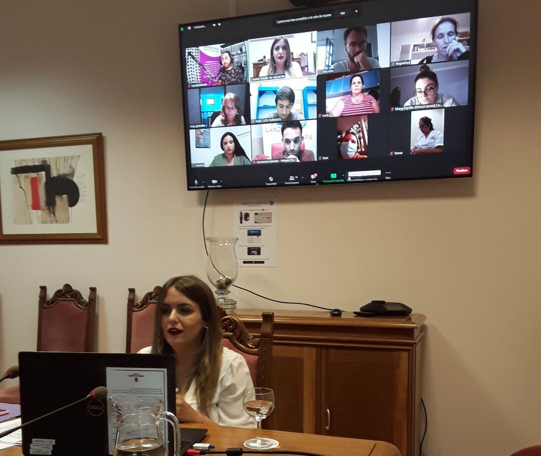 Reunión telemática de la consejera de Juventud del Cabildo de Lanzarote, Paula Corujo, con representantes de ocho colectivos.