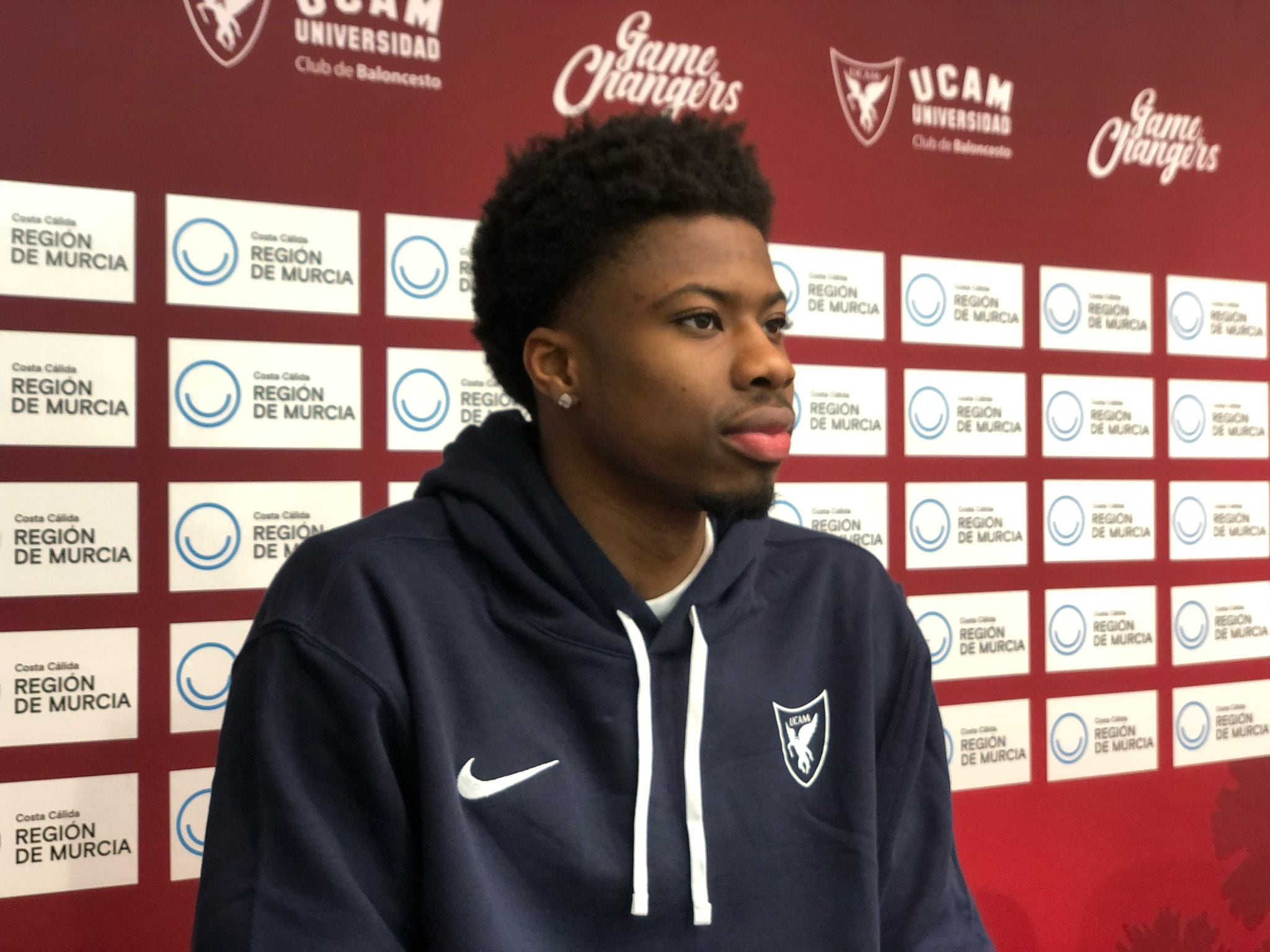 Kostas Antetokounmo presentado con el UCAM Murcia