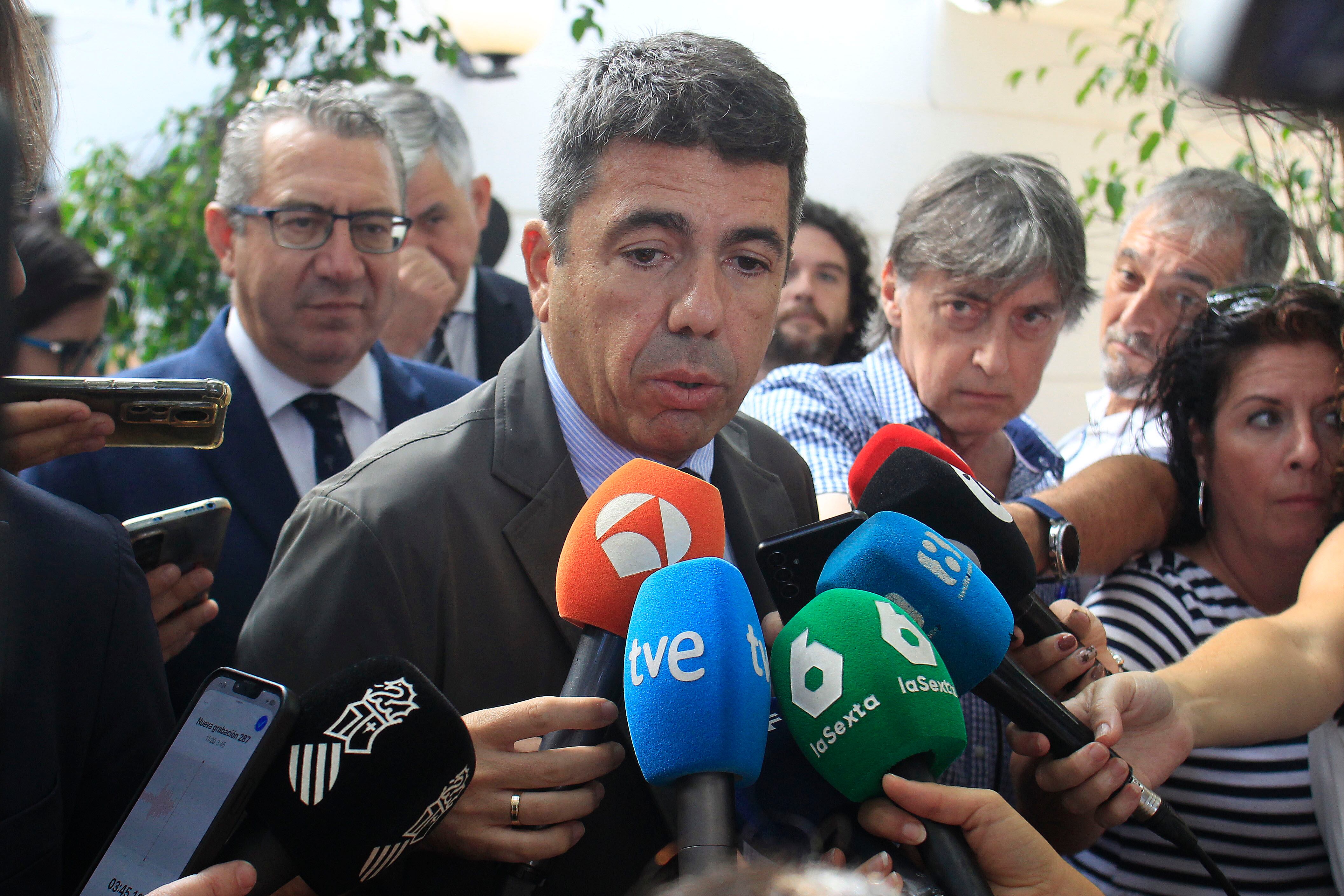 El presidente de la Generalitat Valenciana, Carlos Mazón, atiende a los medios el pasado viernes en Alicante.