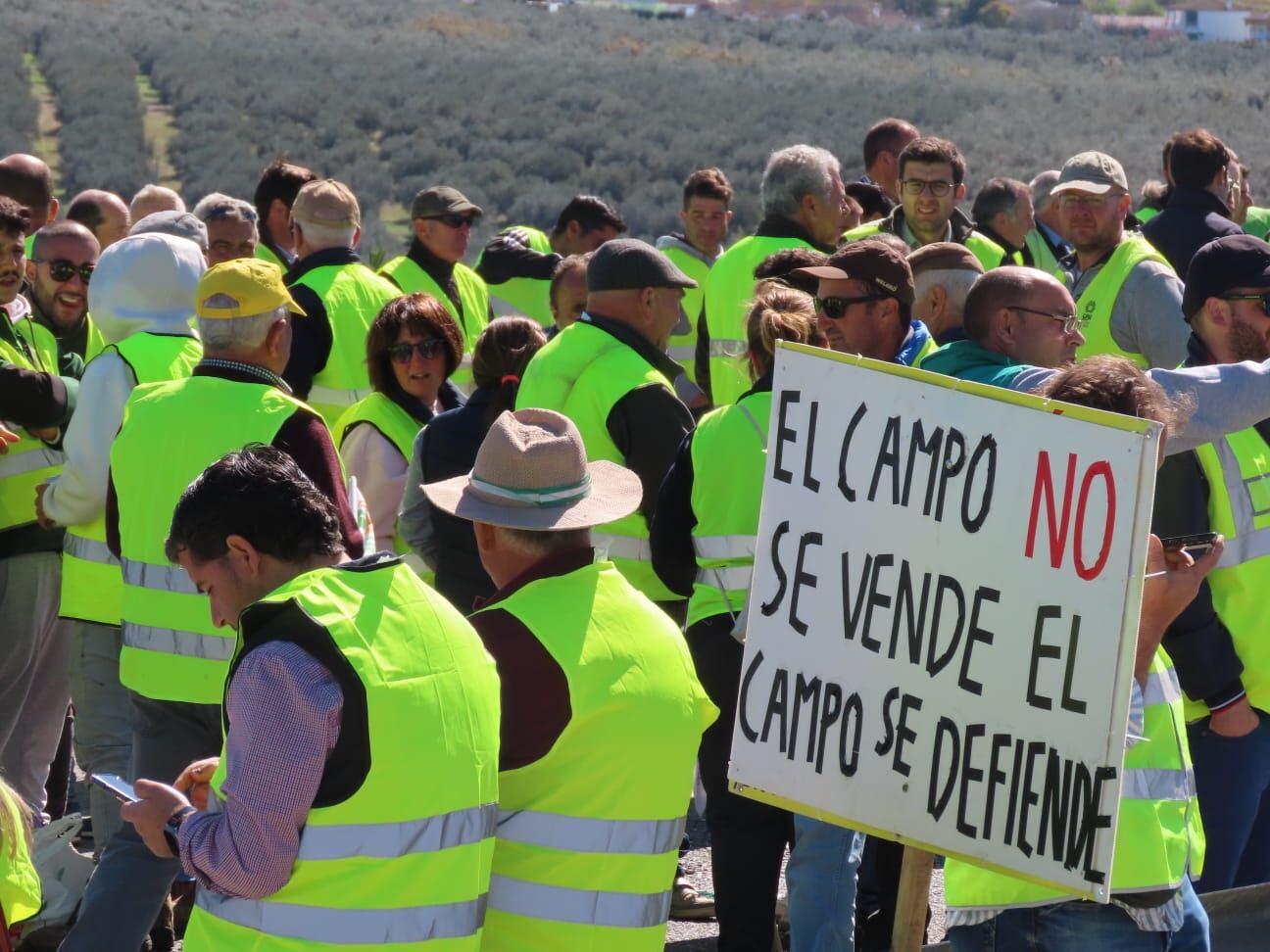 Los agricultores cortando la A-45 en Lucena