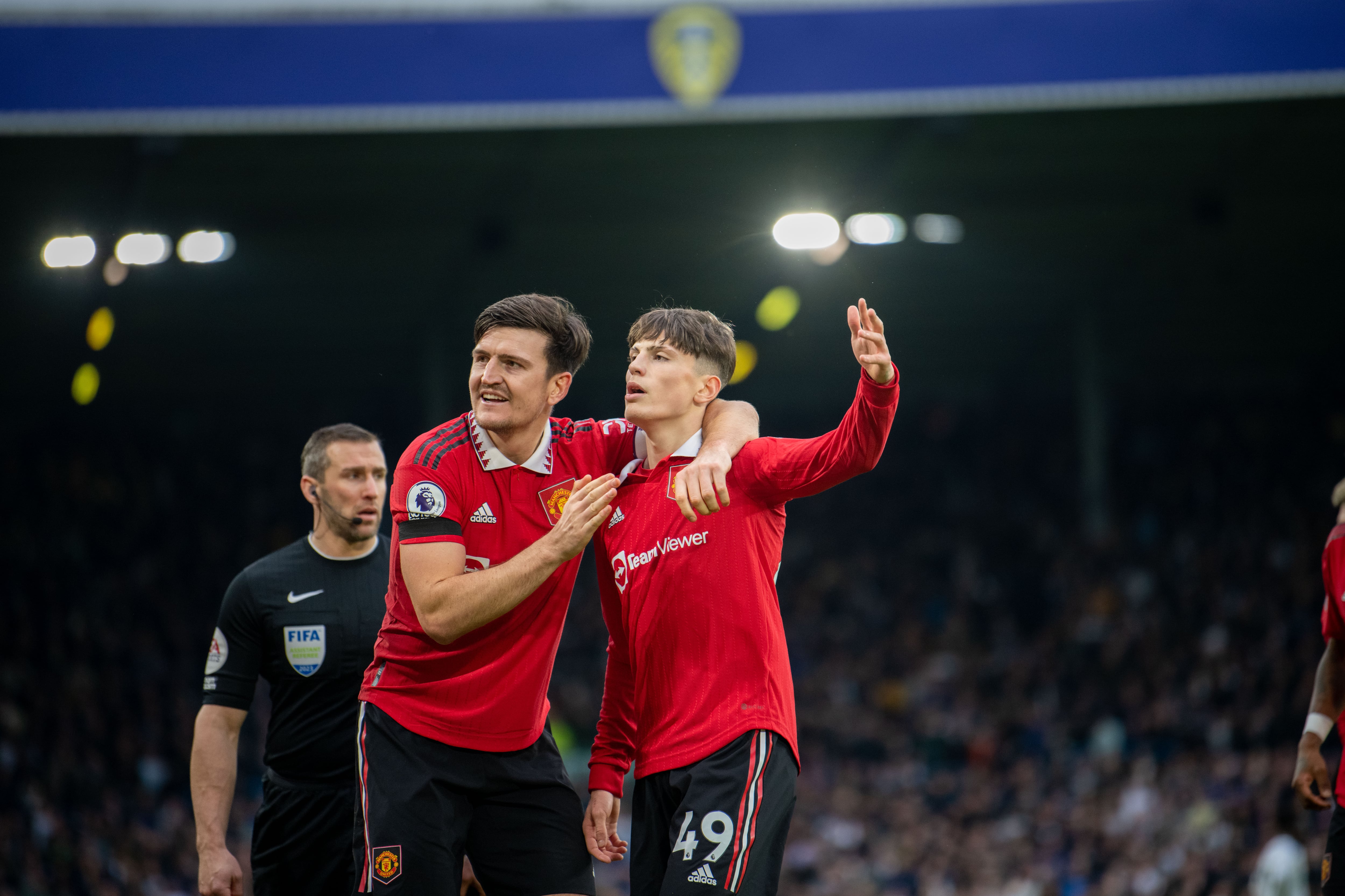 Alejandro Garnacho celebra su gol contra el Leeds United junto a Maguire