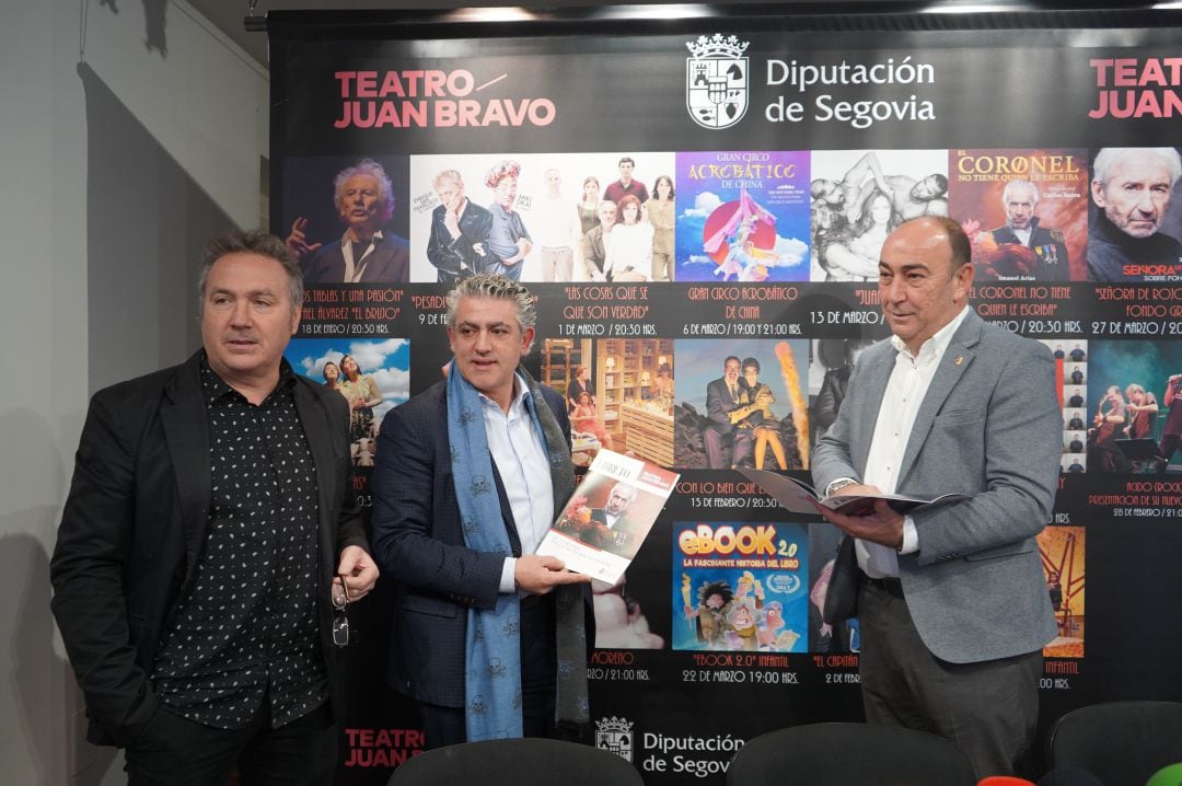 El presidente de la Diputación Miguel Ángel de Vicente (d) junto al diputado de cultura José María Bravo y el director del teatro Marco Costa han presentado la programación para el primer trimestre