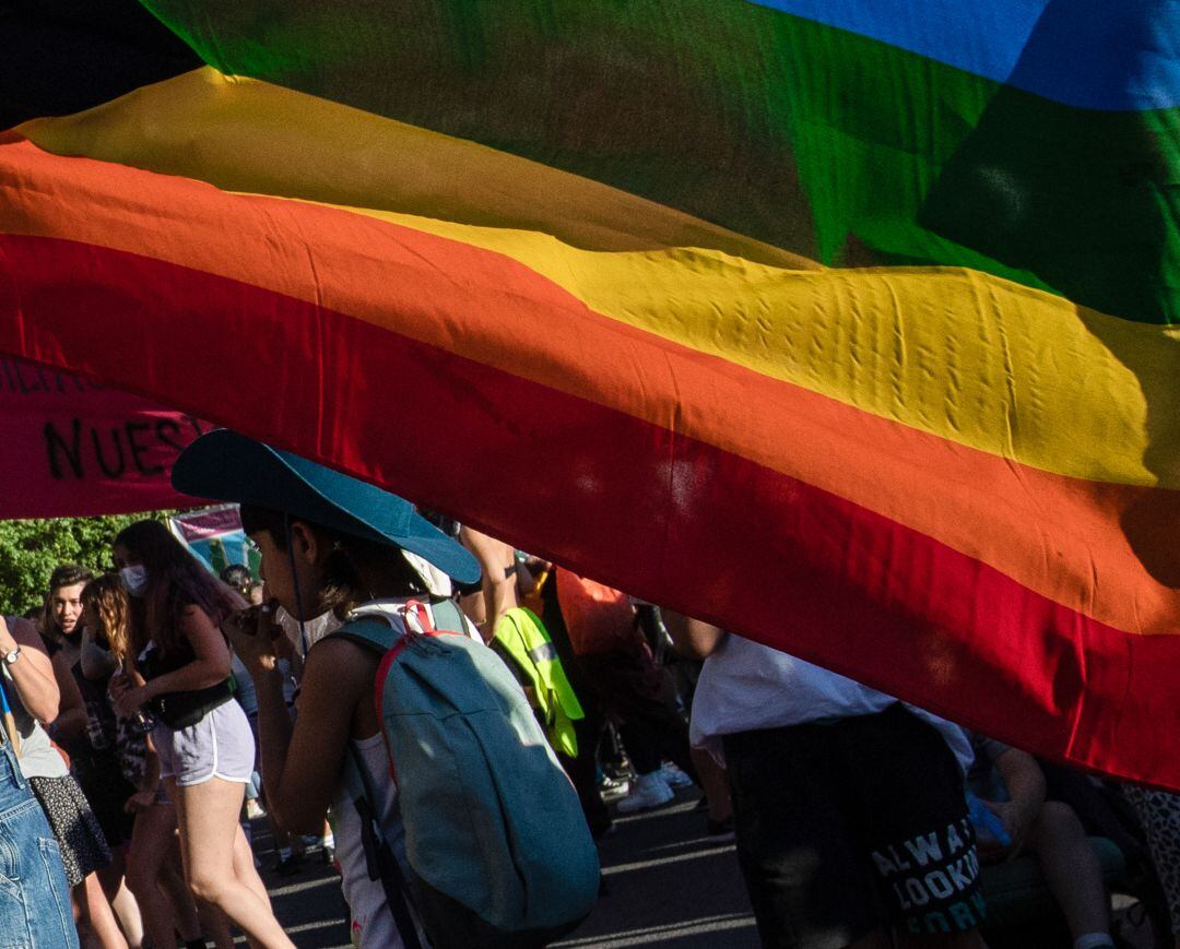 La coordinadora LGTBI E28 de Bizkaia ha denunciado en las redes sociales la agresión homófoba a un joven la noche de este domingo en el Casco Viejo de Bilbao por la que tuvo que ser asistido de un ataque de ansiedad por la dotación de una ambulancia.