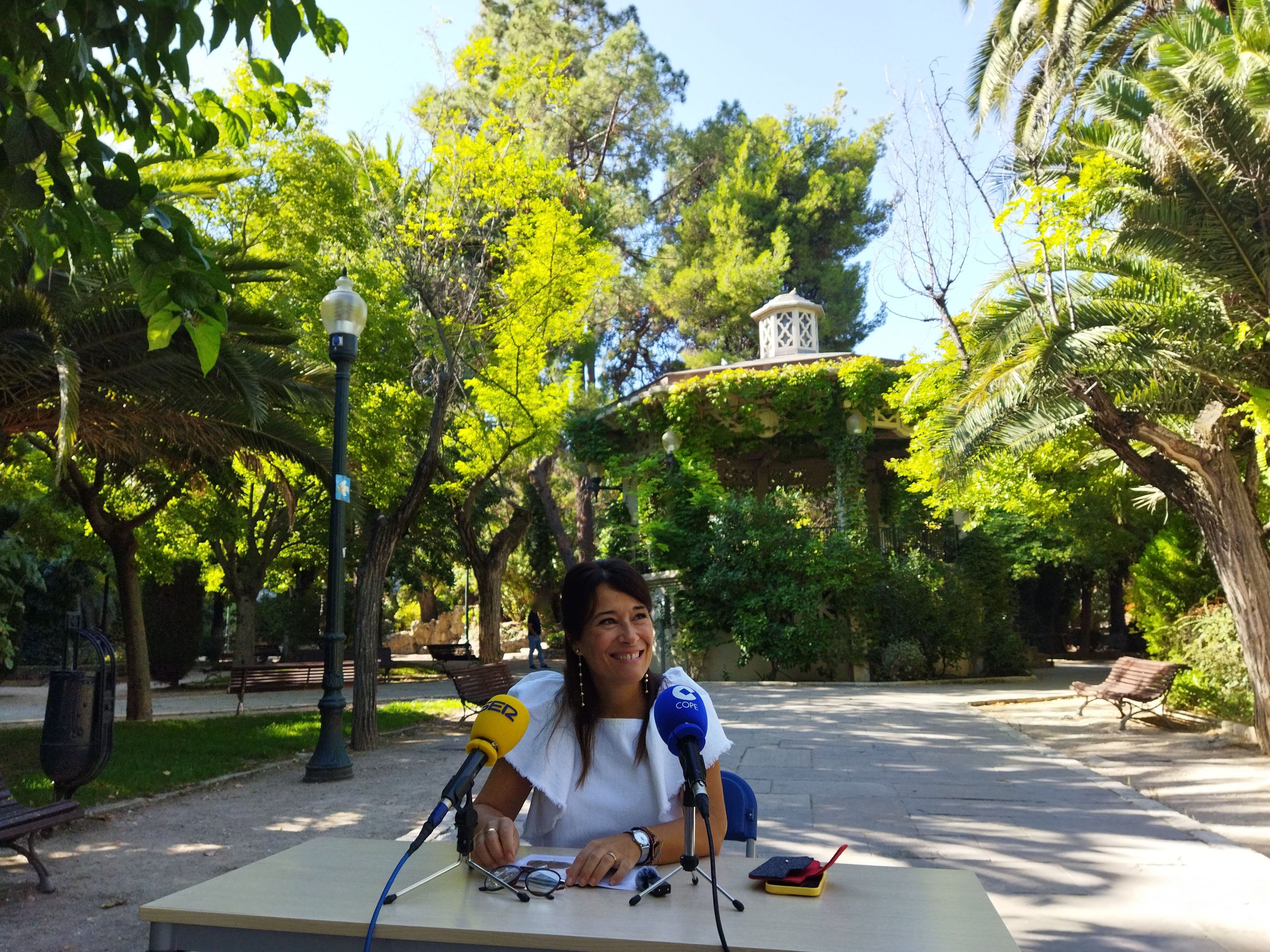Lorena Zamorano, edil de Turismo, presentando la agenda y programación de la Fira Modernista de Alcoy 2025 desde La Glorieta.