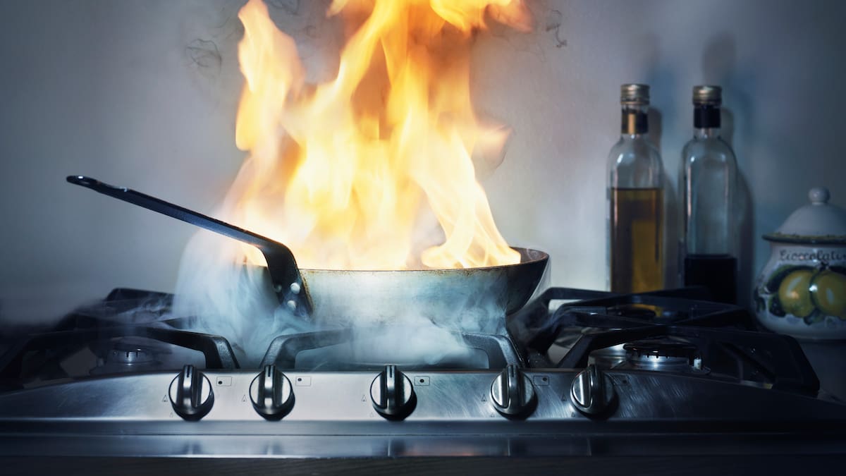 Trasladado al hospital del Bierzo con quemaduras en las manos tras incendiarse la sartén y propagarse las llamas