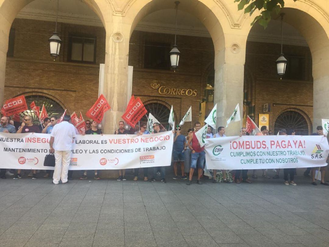 Miembros del sindicato UGT y del CSIF en la tercera concentración de los trabajadores de OMBUDS en la oficina de Correos del Paseo Independencia (Zaragoza)