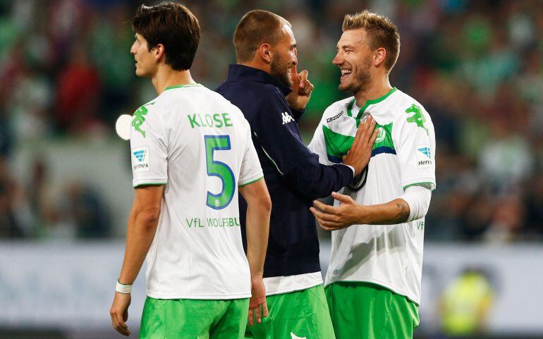 Nicklas Bendtner felicitado por sus compañeros del Wolfsburgo tras anotar el gol en la tanda de penaltis.