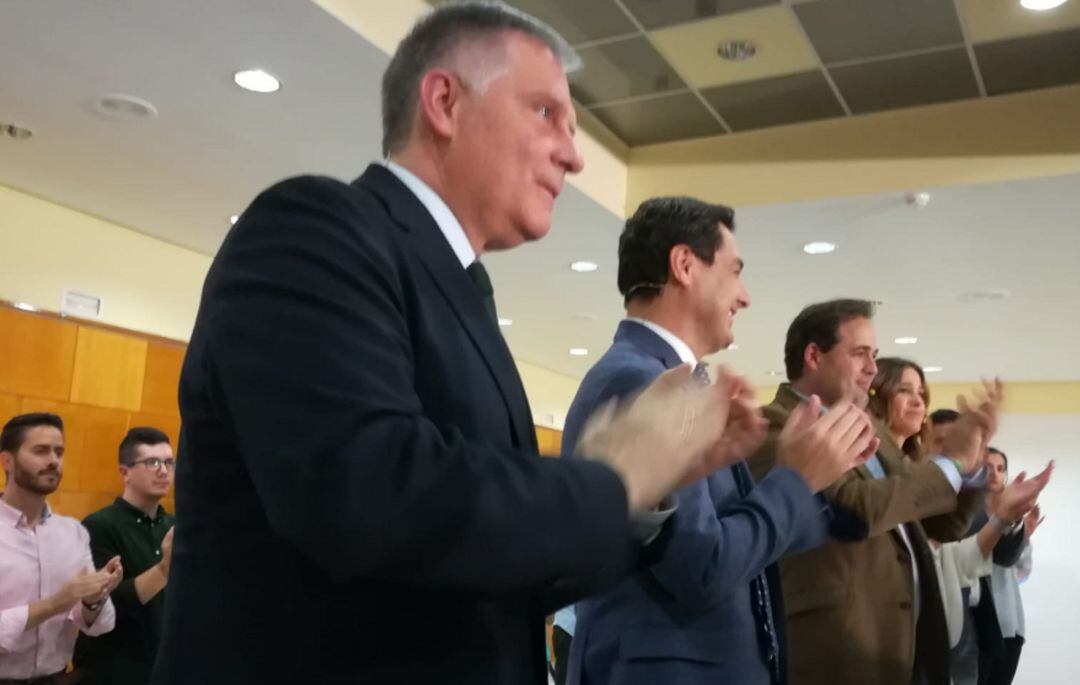 Juan Manuel Moreno, presidente de Andalucía, junto a la candidatura del PP en un encuentro con militantes en Ciudad Real