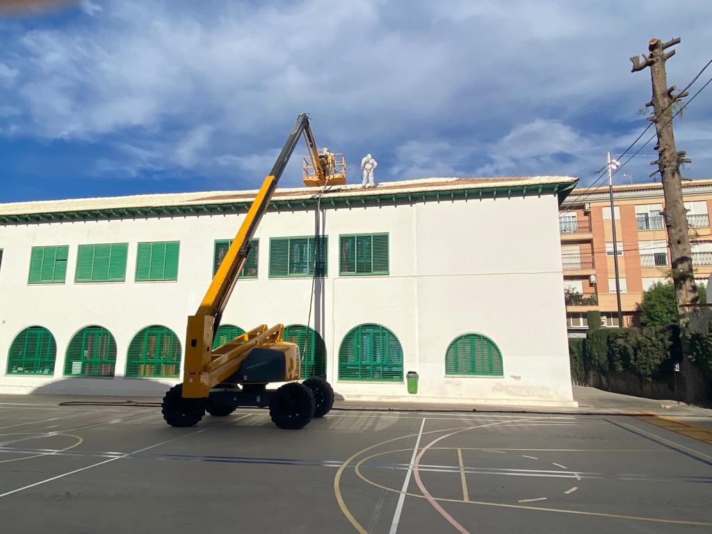 Obras de sellado de urgencia de las cubiertas del CEIP Antonio Molina que está llevando a cabo el Ayuntamiento de Blanca debido a su mal estado