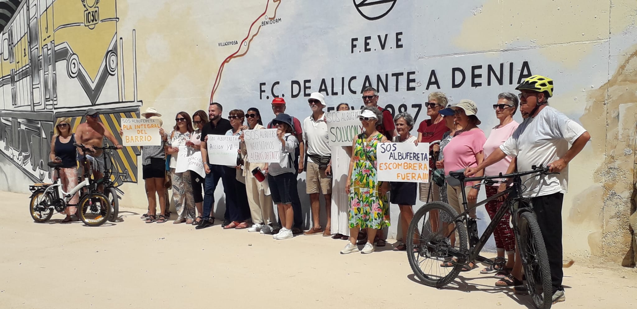 Los vecinos y vecinas de SOS Albufereta estrenan la Vía Verde de la Cantera a ritmo reivindicativo