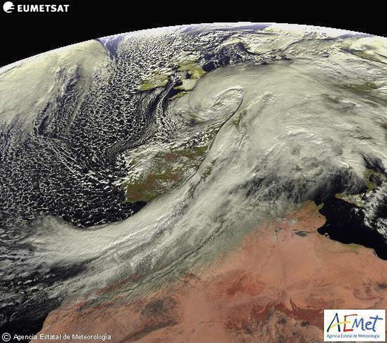 El satélite europeo Meteosat envía imágenes a la Tierra que muestran las condiciones meteorológicas en Europa.