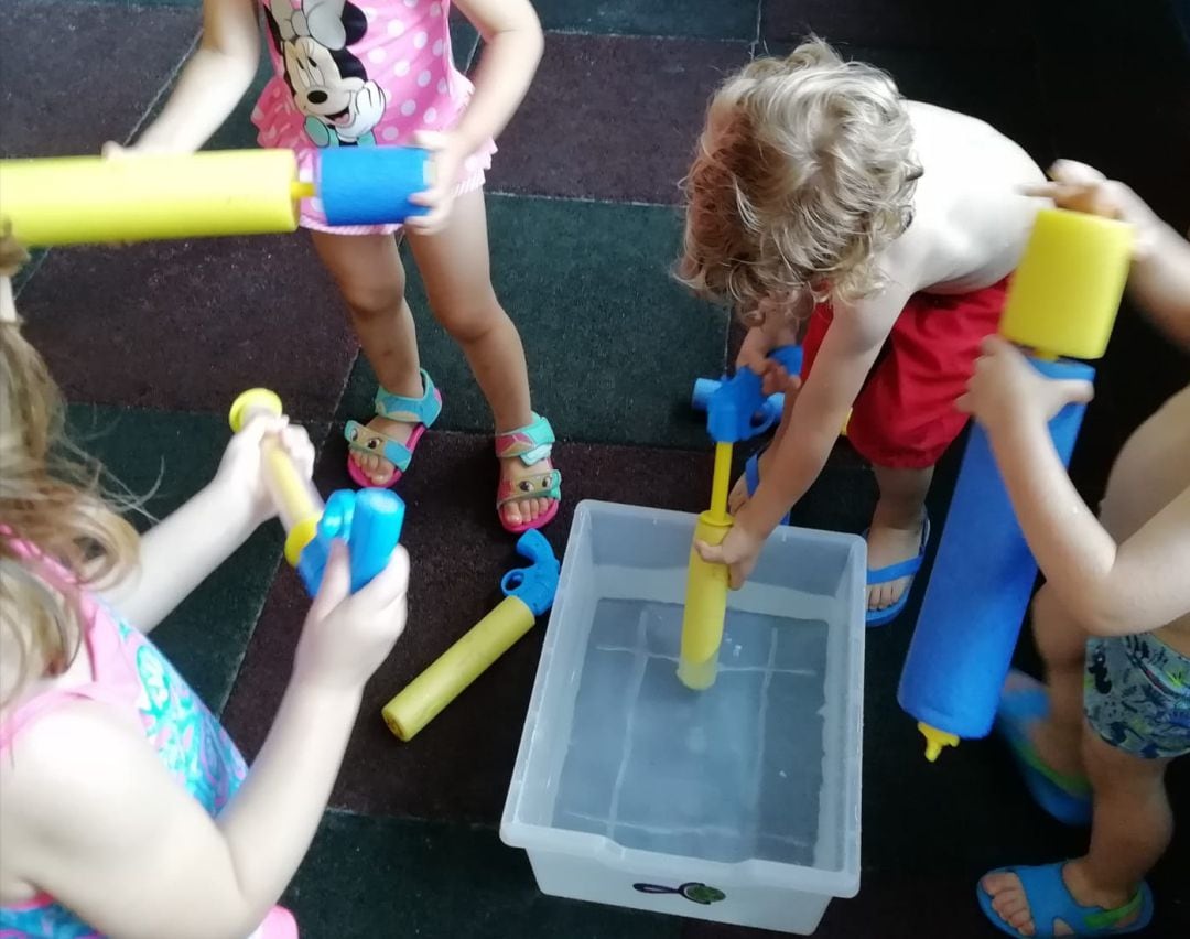 Niños jugando en la fiesta del agua del centro madrileño