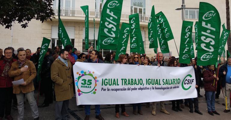 Manifestación de CSIF ante la Subdelegación del Gobierno.