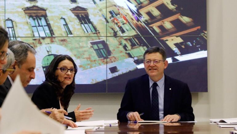 El president de la Generalitat, Ximo Puig, junto a la vicepresidenta del Consell, Mónica Oltra, en la presentación del Pacto por la atención integral de las personas con problemas de salud mental