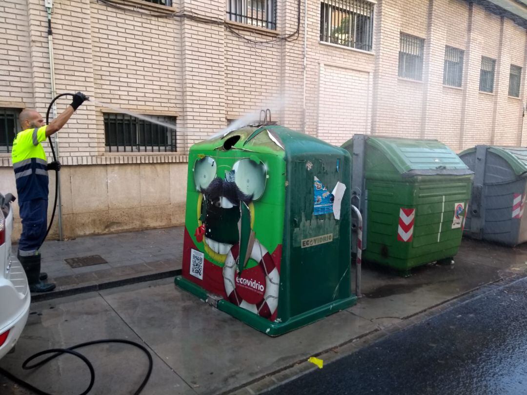 Operario municipal realiza las tareas de limpieza en los contenedores de Motril