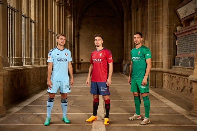 Pablo Ibáñez, Kike Barja y Unai García posan con las nuevas camisetas para la temporada 23-24