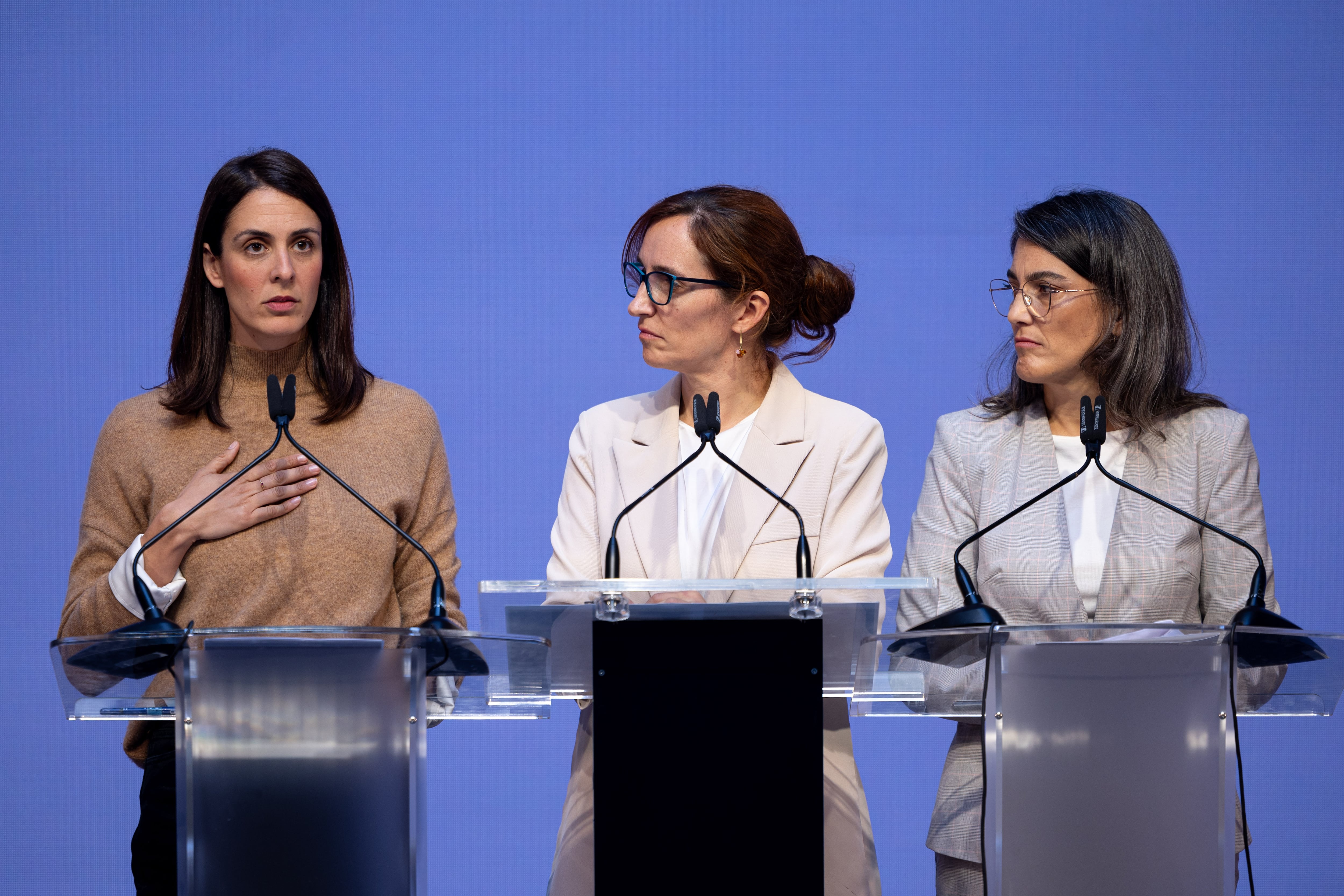 Las coportavoces de Más Madrid Mónica García (c), Manuela Bergerot (d) y Rita Maestre (i), durante la rueda de prensa ofrecida este lunes en Madrid. EFE/Daniel González