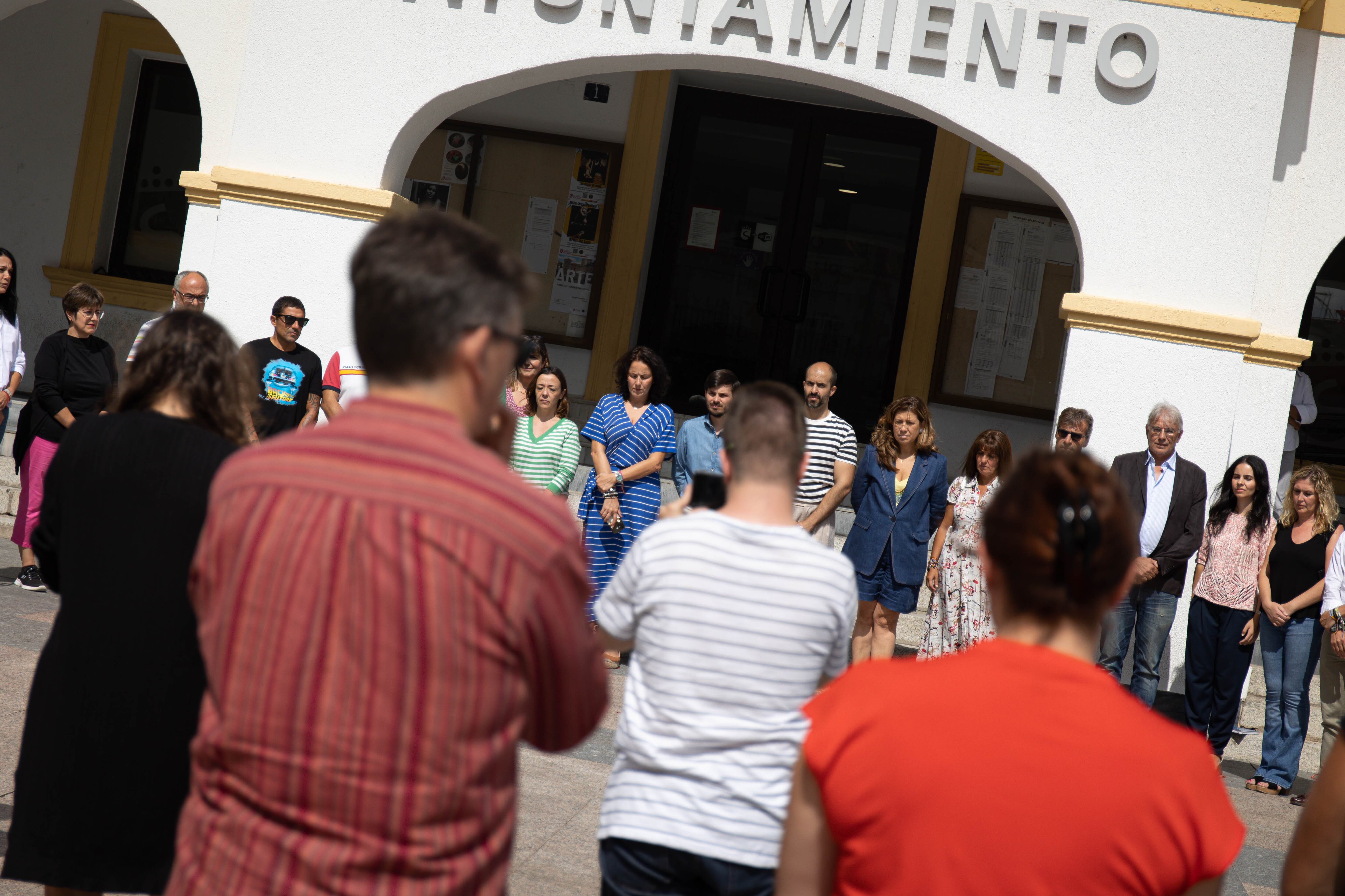 Minuto de silencio por las víctimas del terremoto de Marruecos frente al Ayuntamiento de San Sebastián de los Reyes