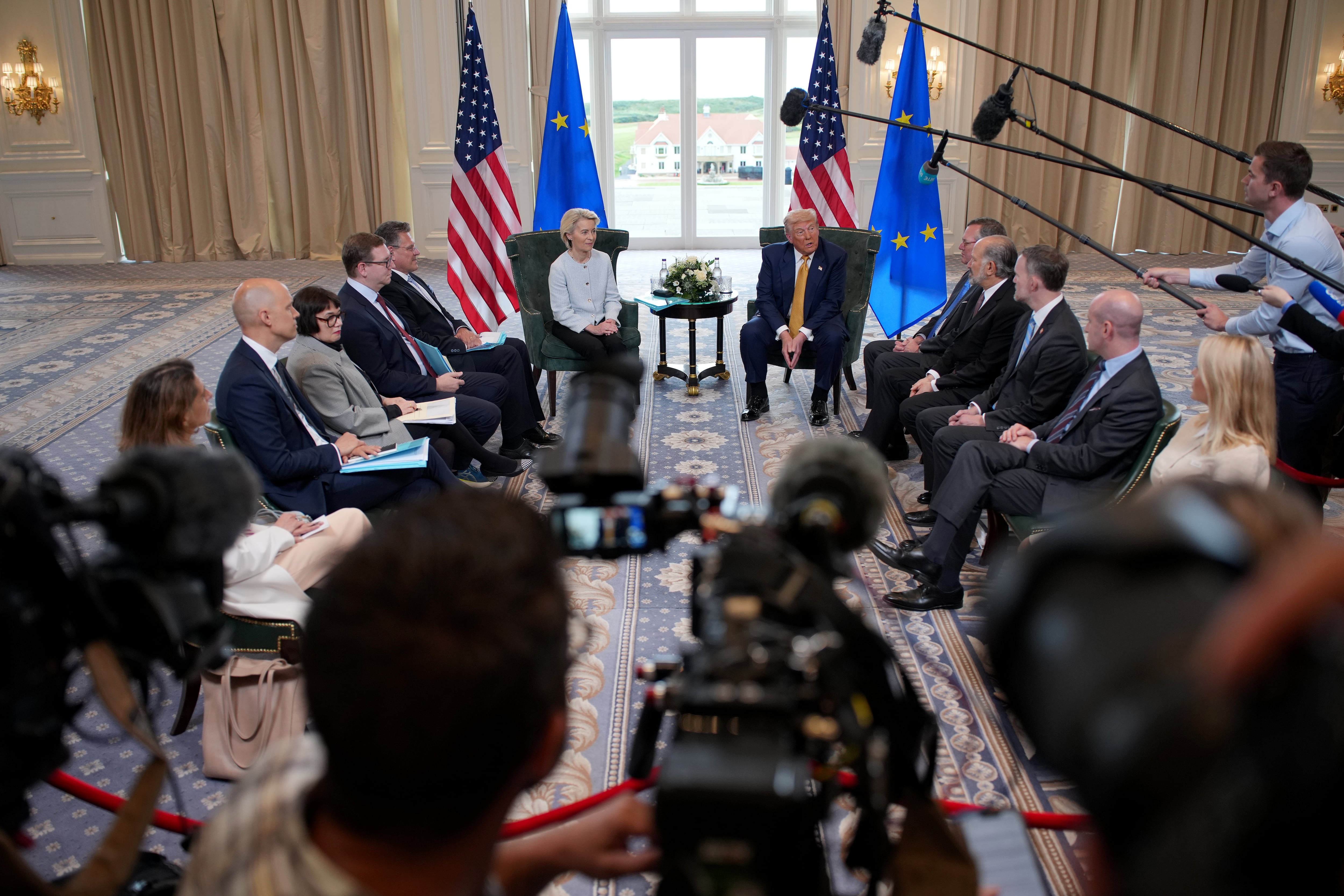 La presidenta de la Comisión Europea, Úrsula Von der Leyen, y el presidente de Estados Unidos, Donald Trump, junto a sus respectivas comitivas en la previa de la reunión mantenida este domingo en Escocia en materia arancelaria.