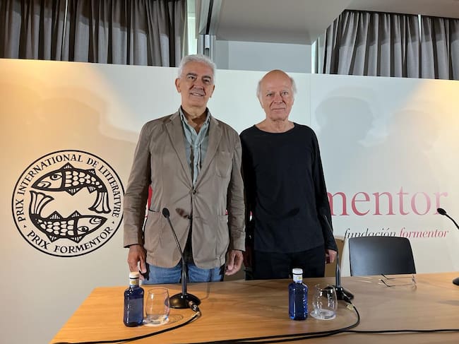 Pascal Quignard junto al presidente del jurado del Premio Formentor, Basilio Baltasar, en el encuentro con los medios en el Royal Hideaway Hotel de Canfranc