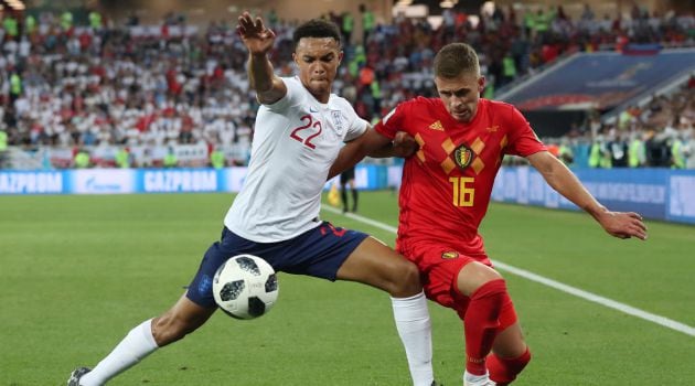 Alexander-Arnold y Thorgan Hazard pugnan por llevarse la pelota