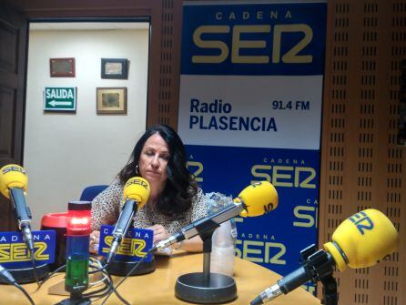 Ana Ruíz en los estudios de SER Norte de Extremadura